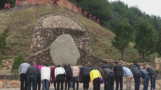 向松毛岭无名战斗英雄三鞠躬